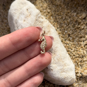 Seahorse charm pendant in yellow gold