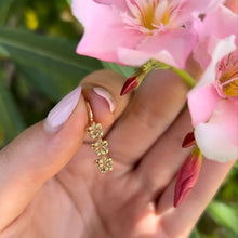 Load image into Gallery viewer, Vertical Hawaiian flowers pendant in gold 
