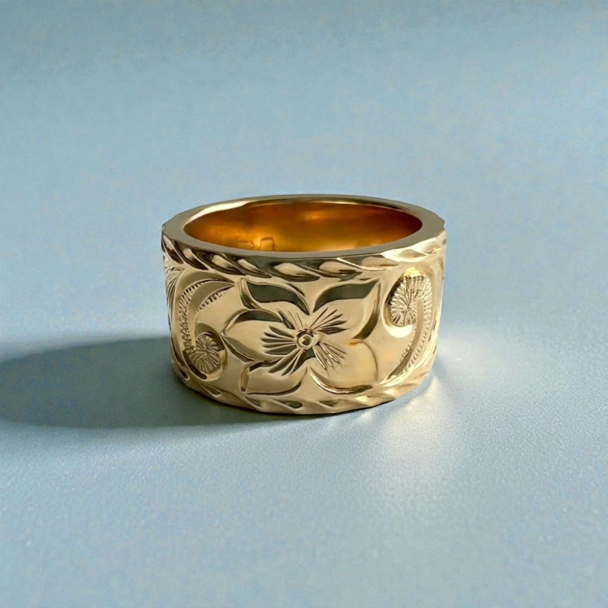 Old English & Hibiscus 10mm Flat Ring in 14K Yellow Gold in size 5 3/8
