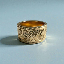 Load image into Gallery viewer, Old English &amp; Hibiscus 10mm Flat Ring in 14K Yellow Gold in size 5 3/8
