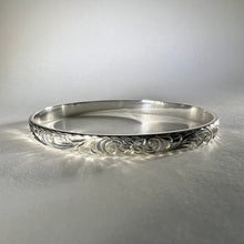 Load image into Gallery viewer, Hawaiian Hibiscus and Old English sterling silver Bracelet 
