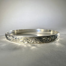 Load image into Gallery viewer, Hawaiian Bangle Bracelet with Old English design in Sterling Silver
