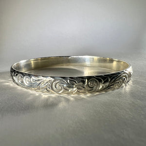 Hawaiian Bracelet in Sterling Silver with Hibiscus and Old English Engraving