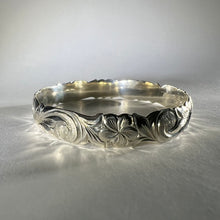 Load image into Gallery viewer, Hawaiian Sterling Silver Bracelet with flowers
