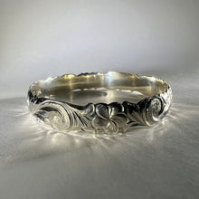 Load image into Gallery viewer, Sterling silver Hawaiian Bracelet with flower and old English engraving
