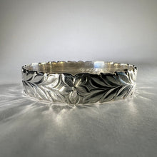 Load image into Gallery viewer, Hawaiian 15mm Scalloped Shiny Maile with Hibiscus Flowers Sterling Silver Bracelet
