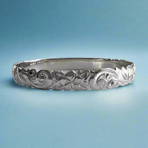 Scalloped 10mm Old English & Plumerias Hawaiian Bangle Bracelet in 14K White Gold