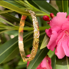 Load image into Gallery viewer, Scalloped Old English &amp; Hibiscus 8mm Hawaiian Bangle in 14K Yellow Gold
