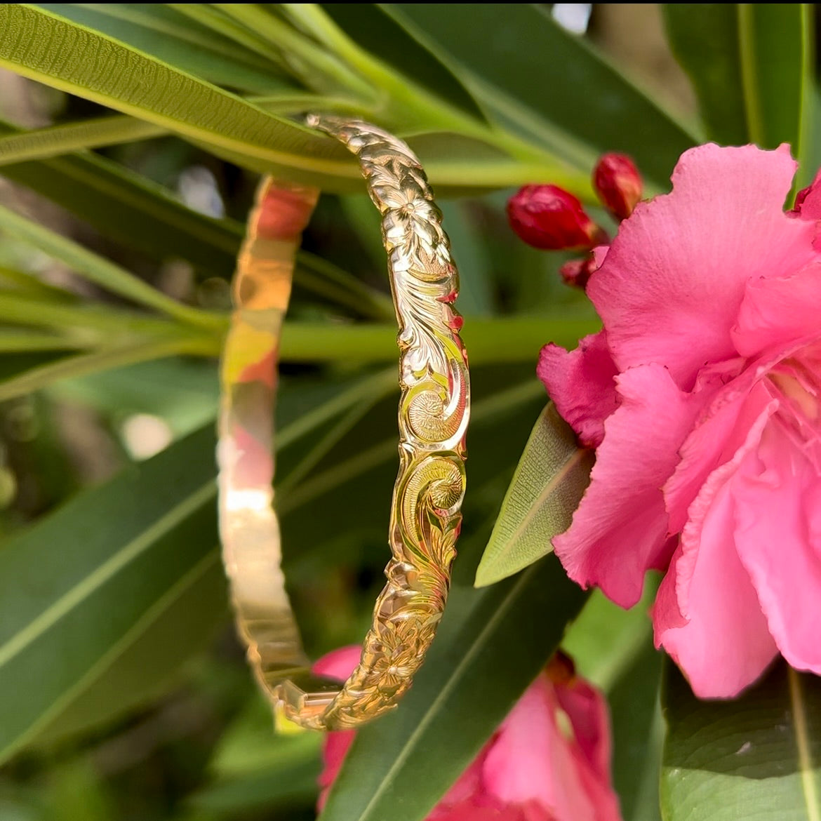 Scalloped Old English & Hibiscus 8mm Hawaiian Bangle in 14K Yellow Gol