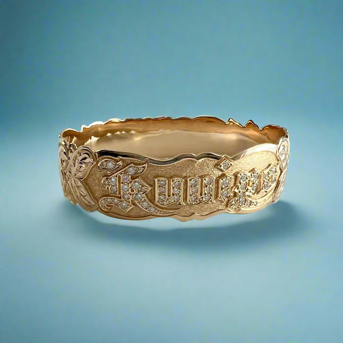 Scalloped 18mm Old English & Plumerias Raised Diamond 