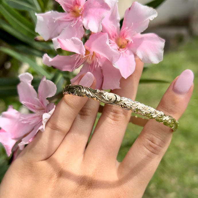 Scalloped Old English with Plumeria & Hibiscus 6mm Hawaiian Bangle in 14K Yellow Gold