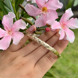Scalloped Old English w/ Plumeria & Hibiscus 6mm Hawaiian Bangle in 14K Yellow Gold