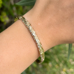 Scalloped Old English w/ Plumeria & Hibiscus 6mm Hawaiian Bangle in 14K Yellow Gold