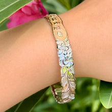 Load image into Gallery viewer, Flowers engraved on Hawaiian Bracelet 
