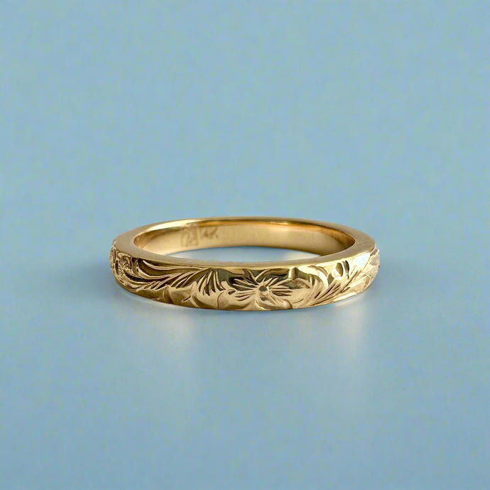 Old English & Hibiscus 3mm Barrel Ring in 14K Yellow Gold
