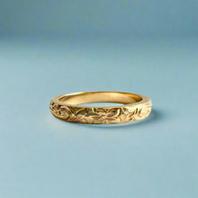 Load image into Gallery viewer, Old English &amp; Hibiscus 3mm Barrel Ring in 14K Yellow Gold
