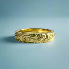 Load image into Gallery viewer, Old English &amp; Plumeria 4mm Barrel Ring in 18K Green Gold
