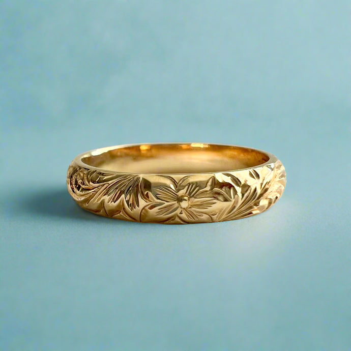 Makana 4mm Hawaiian Ring with Old English & Hibiscus in 14K Yellow Gold
