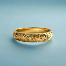 Load image into Gallery viewer, Makana 4mm Hawaiian Ring with Old English &amp; Plumeria in 14K Yellow Gold
