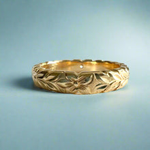 Load image into Gallery viewer, Scalloped Shiny Maile &amp; Hibiscus 4mm Ring with Diamond in 14K Yellow Gold
