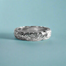 Load image into Gallery viewer, Scalloped Old English, Plumeria &amp; Hibiscus 4mm Hawaiian Ring in Platinum

