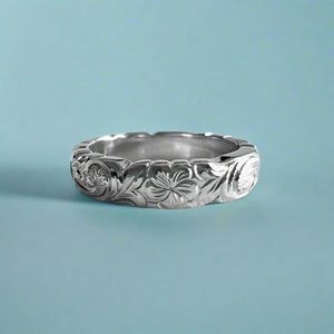 Scalloped Old English, Plumeria & Hibiscus 4mm Hawaiian Ring in Platinum
