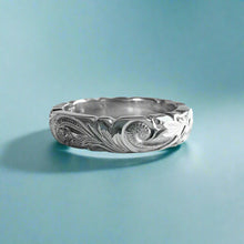 Load image into Gallery viewer, Scalloped Old English, Plumeria &amp; Hibiscus 4mm Hawaiian Ring in Platinum
