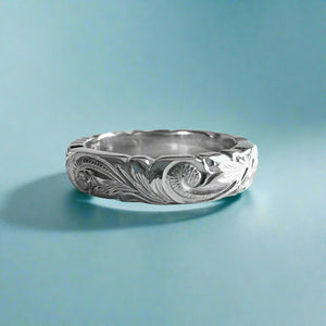 Scalloped Old English, Plumeria & Hibiscus 4mm Hawaiian Ring in Platinum