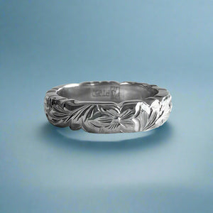 Scalloped Old English, Plumeria & Hibiscus 4mm Hawaiian Ring in Platinum