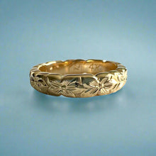 Load image into Gallery viewer, Scalloped Hibiscus All Around 4mm Hawaiian Ring in 14 Yellow Gold
