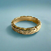 Load image into Gallery viewer, Scalloped Hibiscus All Around 4mm Hawaiian Ring in 14 Yellow Gold
