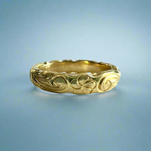 Load image into Gallery viewer, Scalloped Old English &amp; Plumeria 4mm Hawaiian Ring in 18K Yellow Gold
