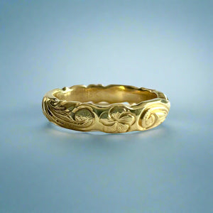 Scalloped Old English & Plumeria 4mm Hawaiian Ring in 18K Yellow Gold