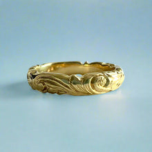 Load image into Gallery viewer, Scalloped Old English &amp; Plumeria 4mm Hawaiian Ring in 18K Yellow Gold
