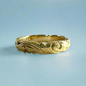 Scalloped Old English & Plumeria 4mm Hawaiian Ring in 18K Yellow Gold