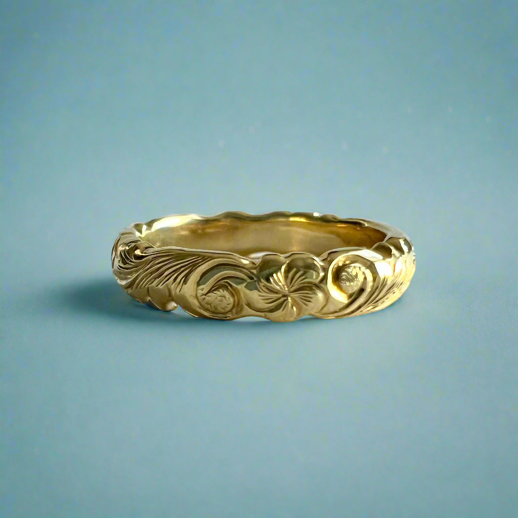 Scalloped Old English & Plumeria 4mm Hawaiian Ring in 18K Yellow Gold
