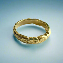 Load image into Gallery viewer, Scalloped Old English &amp; Plumeria 4mm Hawaiian Ring in 18K Yellow Gold
