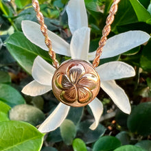 Load image into Gallery viewer, hawaiian jewelry round plumeria pendant 
