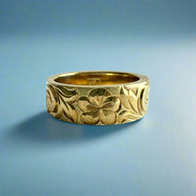 Load image into Gallery viewer, Old English, Hibiscus &amp; Plumeria 6mm Flat Hawaiian Ring in 14K Green Gold
