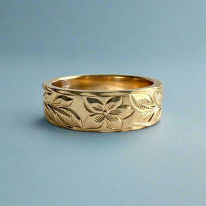 Maile & Hibiscus 6mm Flat Ring in 14K Yellow Gold in size 7