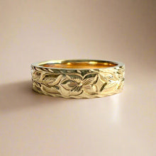 Load image into Gallery viewer, Maile &amp; Hibiscus 6mm Flat Ring in 14K Yellow Gold in size 8 1/2
