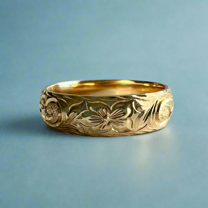 Makana 6mm Ring with Old English & Hibiscus in 14K Yellow Gold in size 11