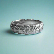 Load image into Gallery viewer, Scalloped Shiny Maile with Hibiscus 6mm Ring in 14K Gold
