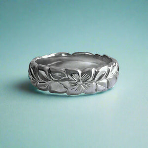 Scalloped Shiny Maile with Hibiscus 6mm Ring in 14K Gold