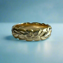 Load image into Gallery viewer, Scalloped Shiny Maile with Hibiscus 6mm Ring in 18K Gold
