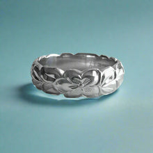 Load image into Gallery viewer, Scalloped Shiny Maile with Hibiscus 6mm Ring in Platinum
