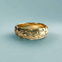 Load image into Gallery viewer, Scalloped Hibiscus with Leaves All Around 6mm Ring in 14K Yellow Gold
