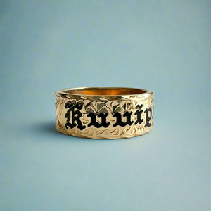 Old English & Hibiscus 8mm "Kuuipo" Flat Hawaiian Ring in 14K Yellow Gold in size 8