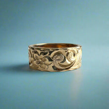 Load image into Gallery viewer, Old English &amp; Hibiscus 8mm &quot;Kuuipo&quot; Flat Hawaiian Ring in 14K Yellow Gold in size 8
