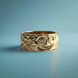 Old English & Hibiscus 8mm "Kuuipo" Flat Hawaiian Ring in 14K Yellow Gold in size 8